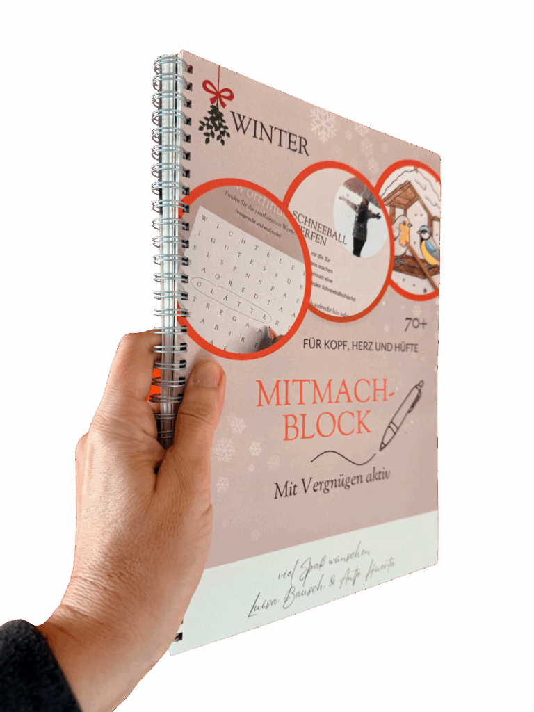 Hand, die den Senioren Mitmachblock ins Bild hält